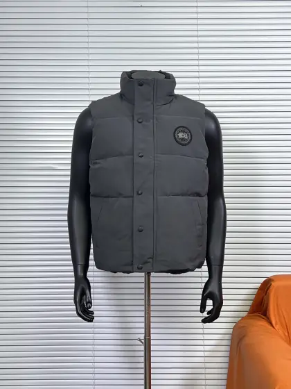 工厂 Canada Goose/加拿大鹅Garson羽绒马甲 (黑标) 一直是被公认为最保暖的羽绒服,各种各路ins红人、网红、明星也时长穿他街拍.每年都有做Canada Goose,却依旧无法摆脱对大鹅的喜爱,再寒冷的多天都不需要怕,因为有大鹅!内填充90%白鸭绒,加拿大鹅是传说中最保暖的羽绒服,号称北极户外运动必备品!全球爆热第一的羽绒服,各大明星争相抢购,人手必备! 一2XL 颜色:黑色,深蓝,深灰,米白,纯白